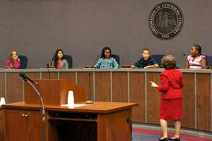 LES students visit city council